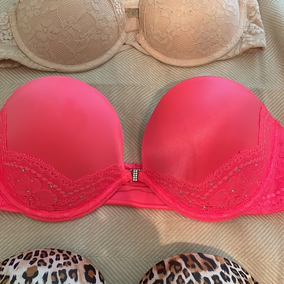 4 bras for 80 dollars size vary: 32b,34b,36b - Picture 3 of 5